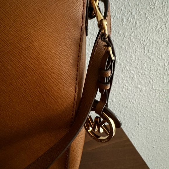 Michael Kors Crossbody Camel Brown - Picture 4 of 9